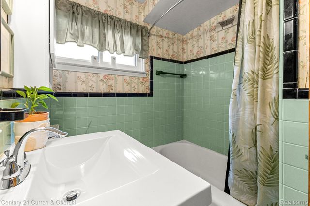 22151 Whitmore Street, Oak Park, MI 48237