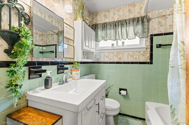 22151 Whitmore Street, Oak Park, MI 48237