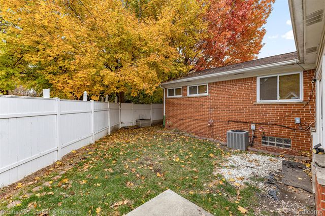 22151 Whitmore Street, Oak Park, MI 48237