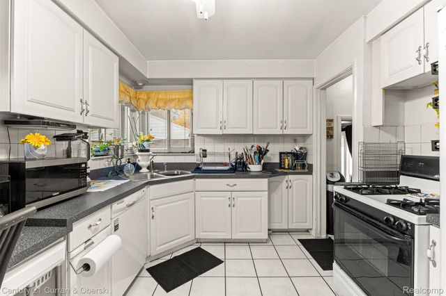 22151 Whitmore Street, Oak Park, MI 48237