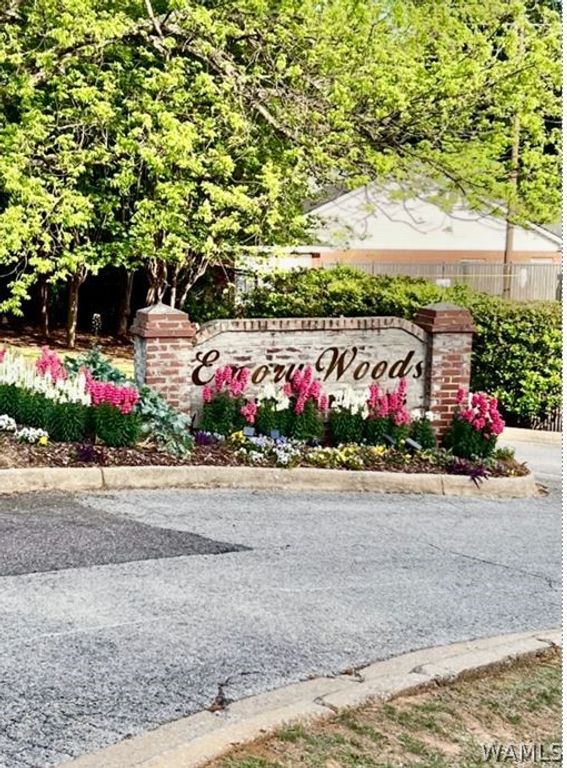 2515 Veterans Mem 402, Tuscaloosa, AL 35404