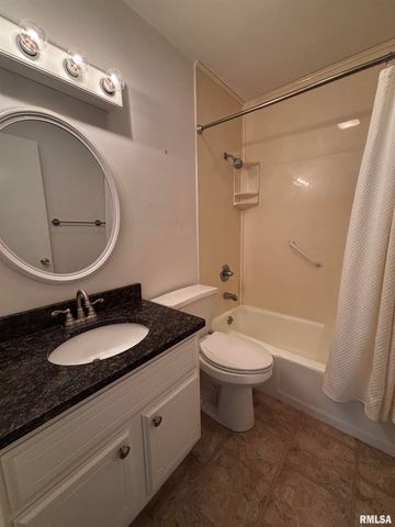 1033 SWEETBRIAR Place, Galesburg, IL 61401