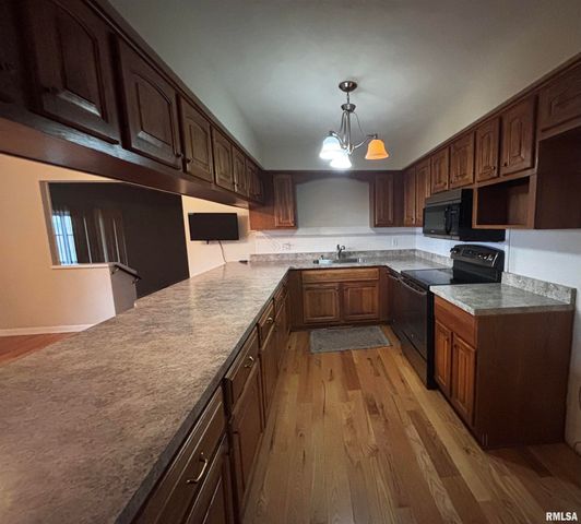 1033 SWEETBRIAR Place, Galesburg, IL 61401