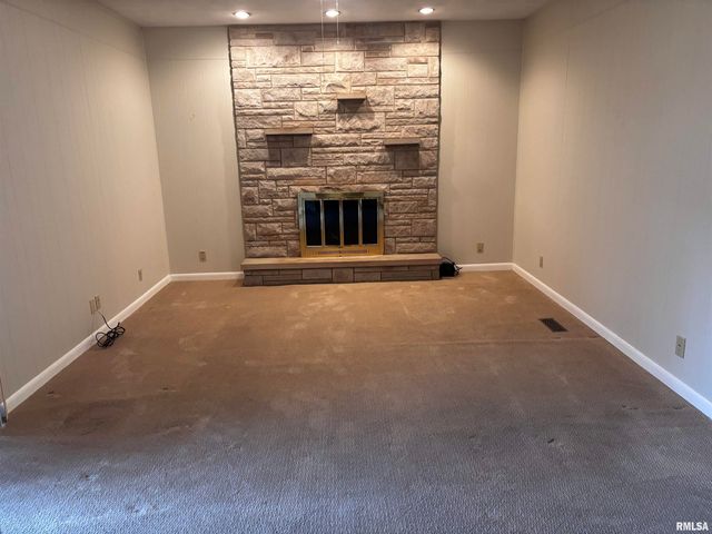 1033 SWEETBRIAR Place, Galesburg, IL 61401