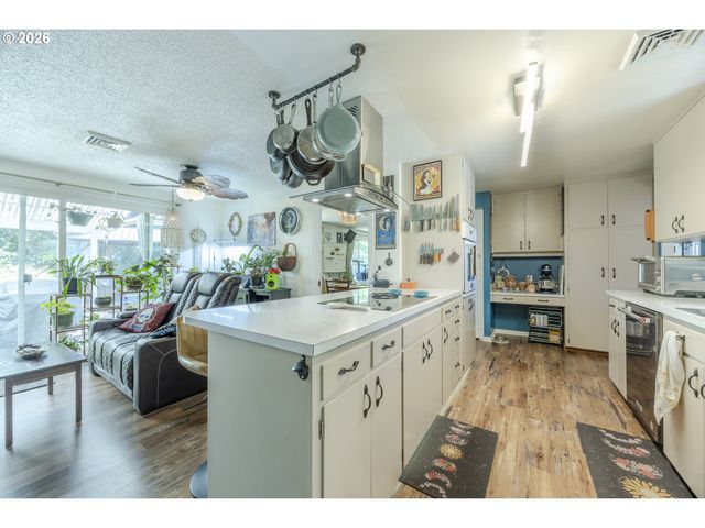 560 BLACKFOOT Ave, Eugene, OR 97404