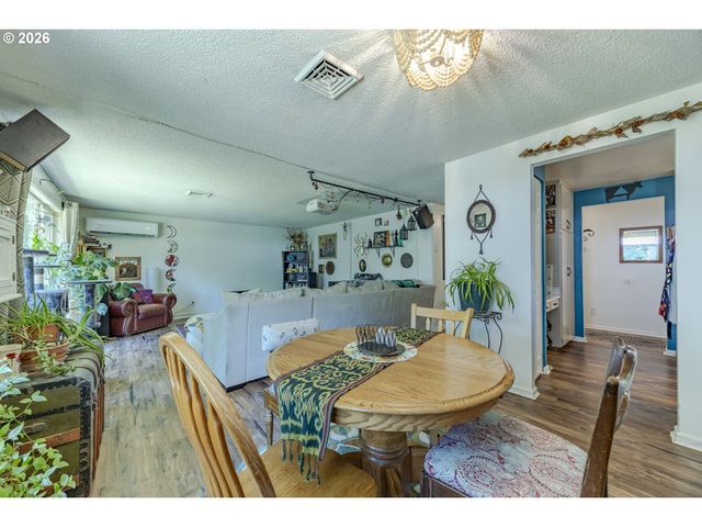 560 BLACKFOOT Ave, Eugene, OR 97404