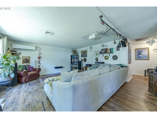 560 BLACKFOOT Ave, Eugene, OR 97404