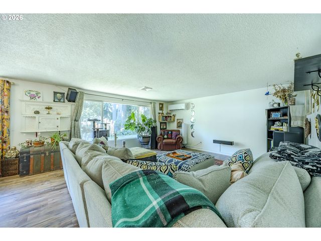 560 BLACKFOOT Ave, Eugene, OR 97404