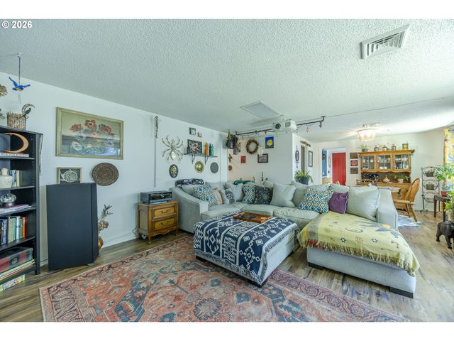 560 BLACKFOOT Ave, Eugene, OR 97404