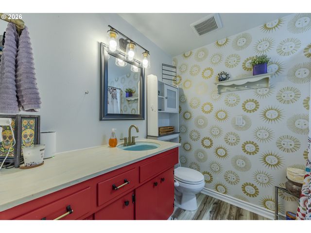 560 BLACKFOOT Ave, Eugene, OR 97404