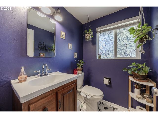 560 BLACKFOOT Ave, Eugene, OR 97404