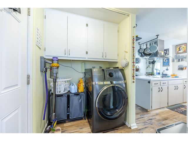 560 BLACKFOOT Ave, Eugene, OR 97404