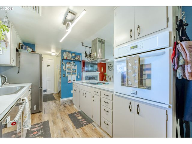 560 BLACKFOOT Ave, Eugene, OR 97404