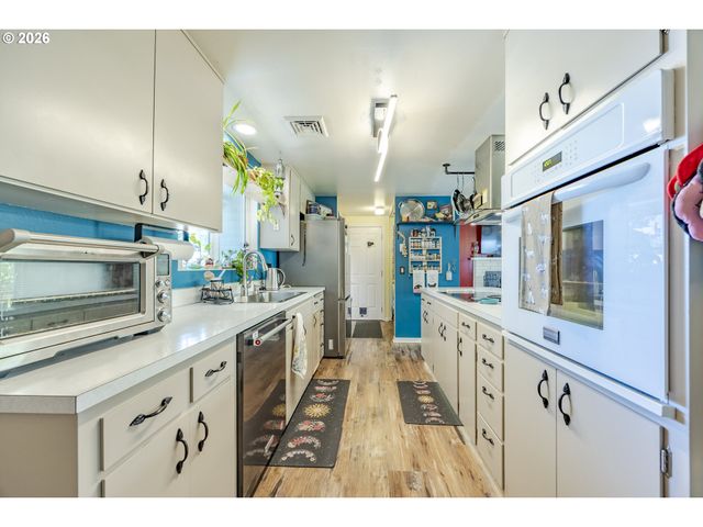 560 BLACKFOOT Ave, Eugene, OR 97404