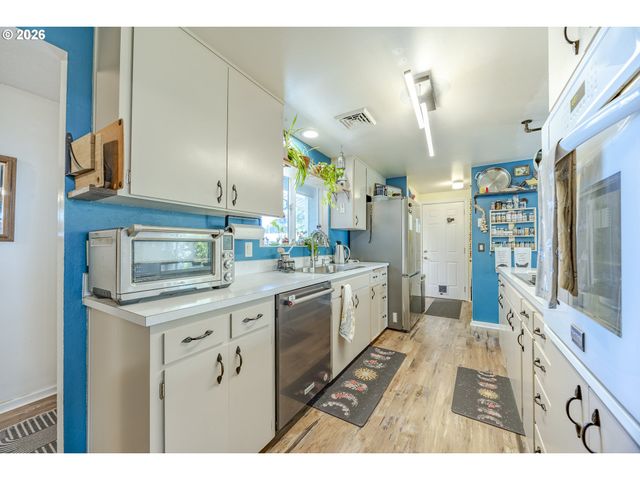 560 BLACKFOOT Ave, Eugene, OR 97404