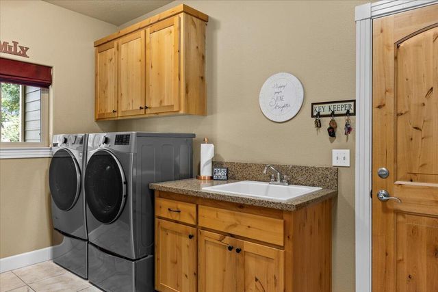 100 McKenzie Ridge Road, Grants Pass, OR 97526