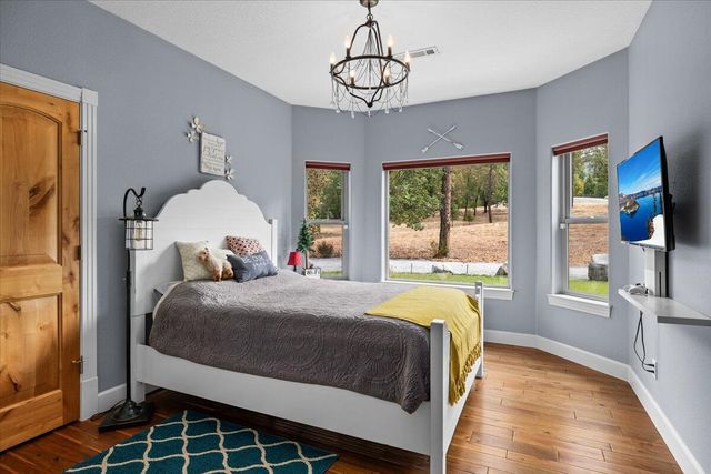 100 McKenzie Ridge Road, Grants Pass, OR 97526