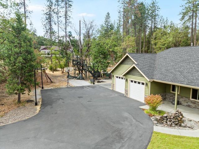 100 McKenzie Ridge Road, Grants Pass, OR 97526