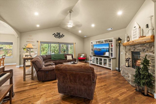 100 McKenzie Ridge Road, Grants Pass, OR 97526
