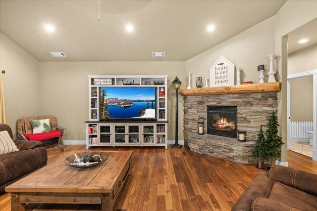 100 McKenzie Ridge Road, Grants Pass, OR 97526