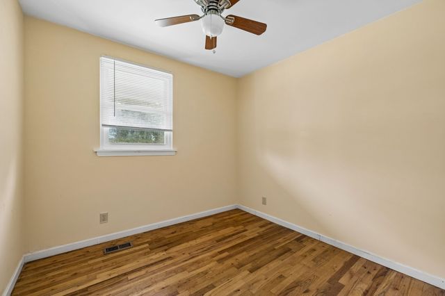464 E Thompkins Ln, Clarksville, TN 37043