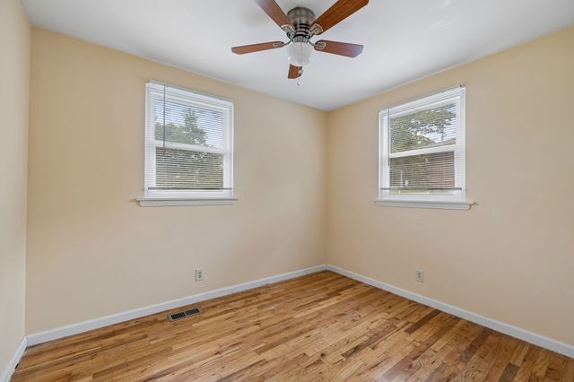 464 E Thompkins Ln, Clarksville, TN 37043