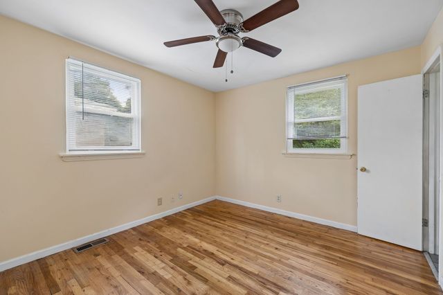 464 E Thompkins Ln, Clarksville, TN 37043