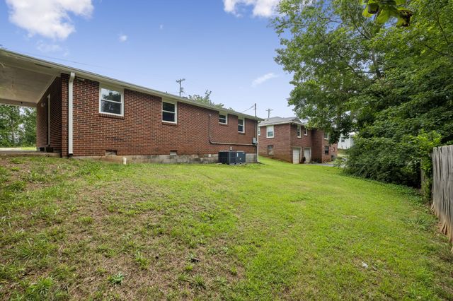 464 E Thompkins Ln, Clarksville, TN 37043
