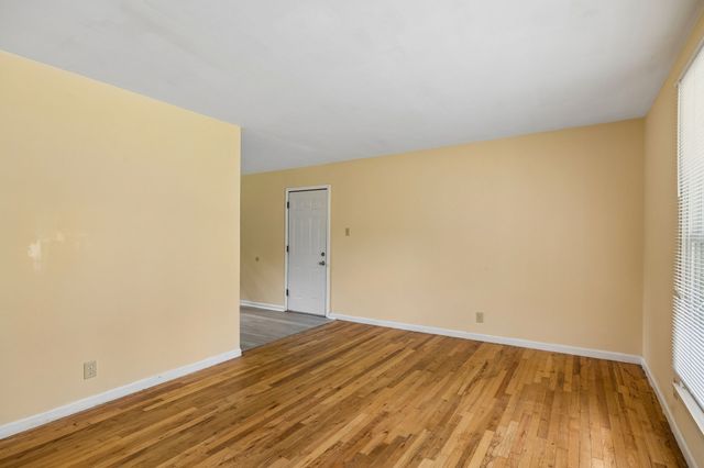 464 E Thompkins Ln, Clarksville, TN 37043