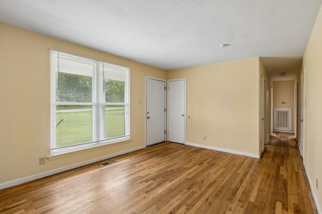 464 E Thompkins Ln, Clarksville, TN 37043