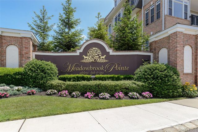 401 Pacing Way 4101, Westbury, NY 11590