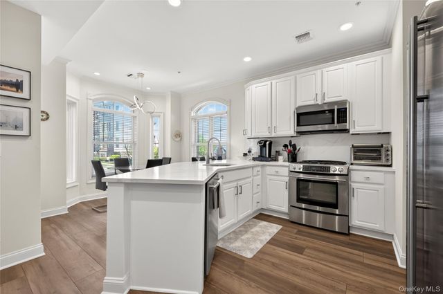 401 Pacing Way 4101, Westbury, NY 11590