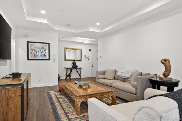 401 Pacing Way 4101, Westbury, NY 11590