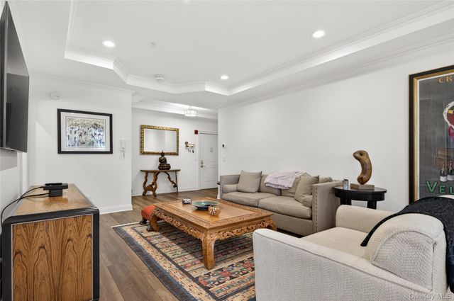 401 Pacing Way 4101, Westbury, NY 11590