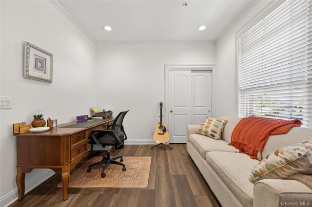 401 Pacing Way 4101, Westbury, NY 11590