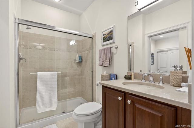 401 Pacing Way 4101, Westbury, NY 11590