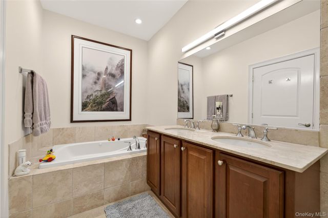 401 Pacing Way 4101, Westbury, NY 11590