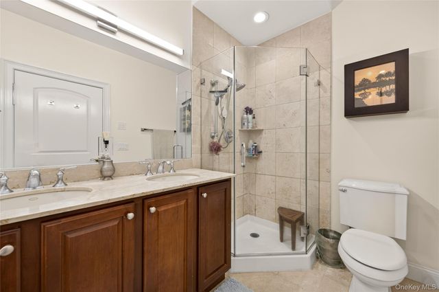 401 Pacing Way 4101, Westbury, NY 11590