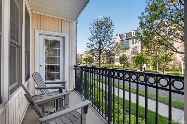 401 Pacing Way 4101, Westbury, NY 11590