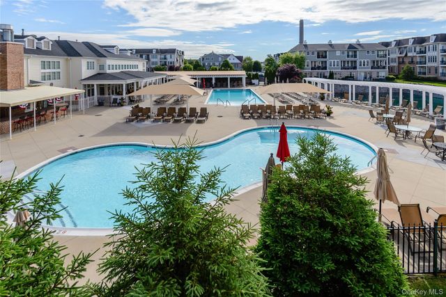 401 Pacing Way 4101, Westbury, NY 11590