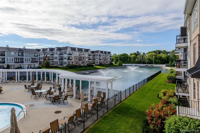 401 Pacing Way 4101, Westbury, NY 11590