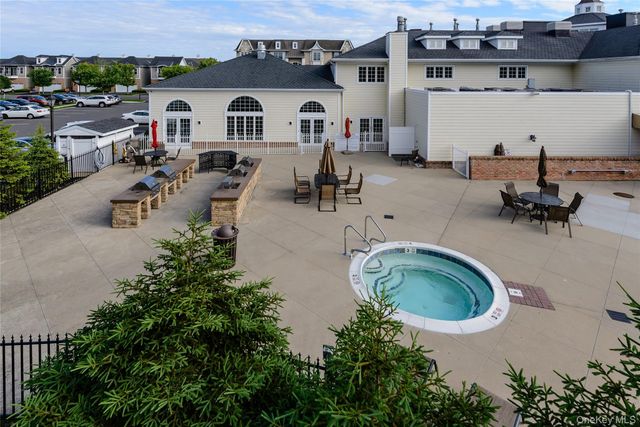 401 Pacing Way 4101, Westbury, NY 11590