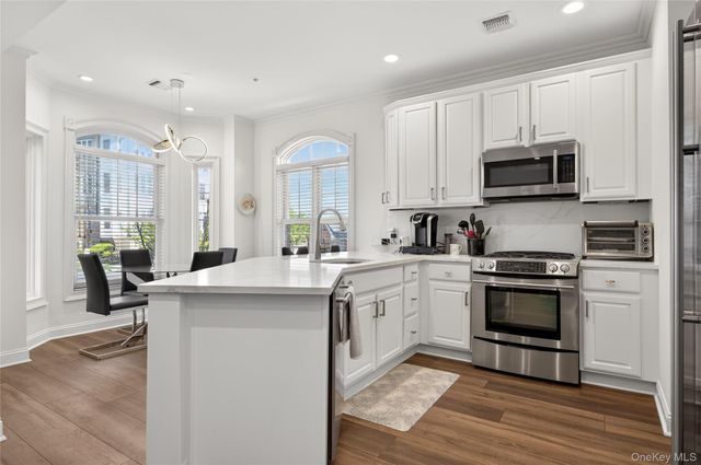401 Pacing Way 4101, Westbury, NY 11590