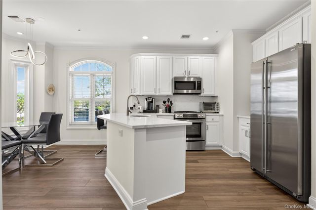 401 Pacing Way 4101, Westbury, NY 11590