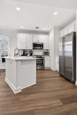 401 Pacing Way 4101, Westbury, NY 11590