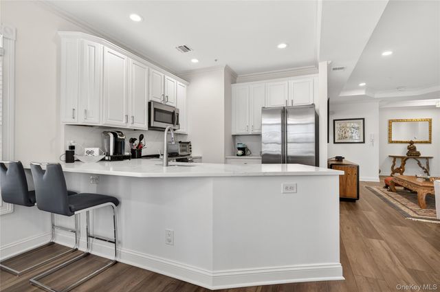 401 Pacing Way 4101, Westbury, NY 11590