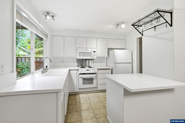 1035 Chestnut St NW, Salem, OR 97304