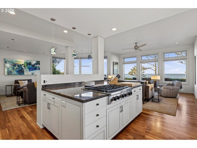 218 SEA CREST Pl, Otter Rock, OR 97369