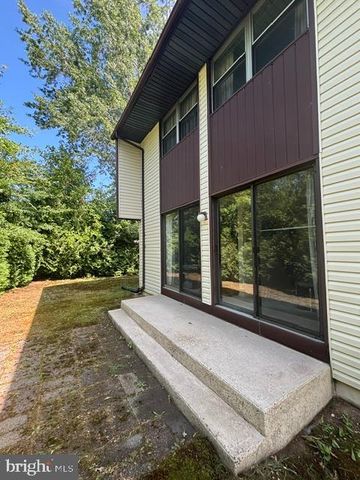 19 PENNINGTON RD, East Windsor, NJ 08520