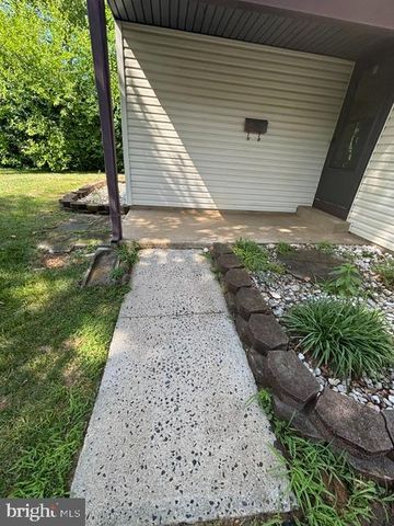 19 PENNINGTON RD, East Windsor, NJ 08520